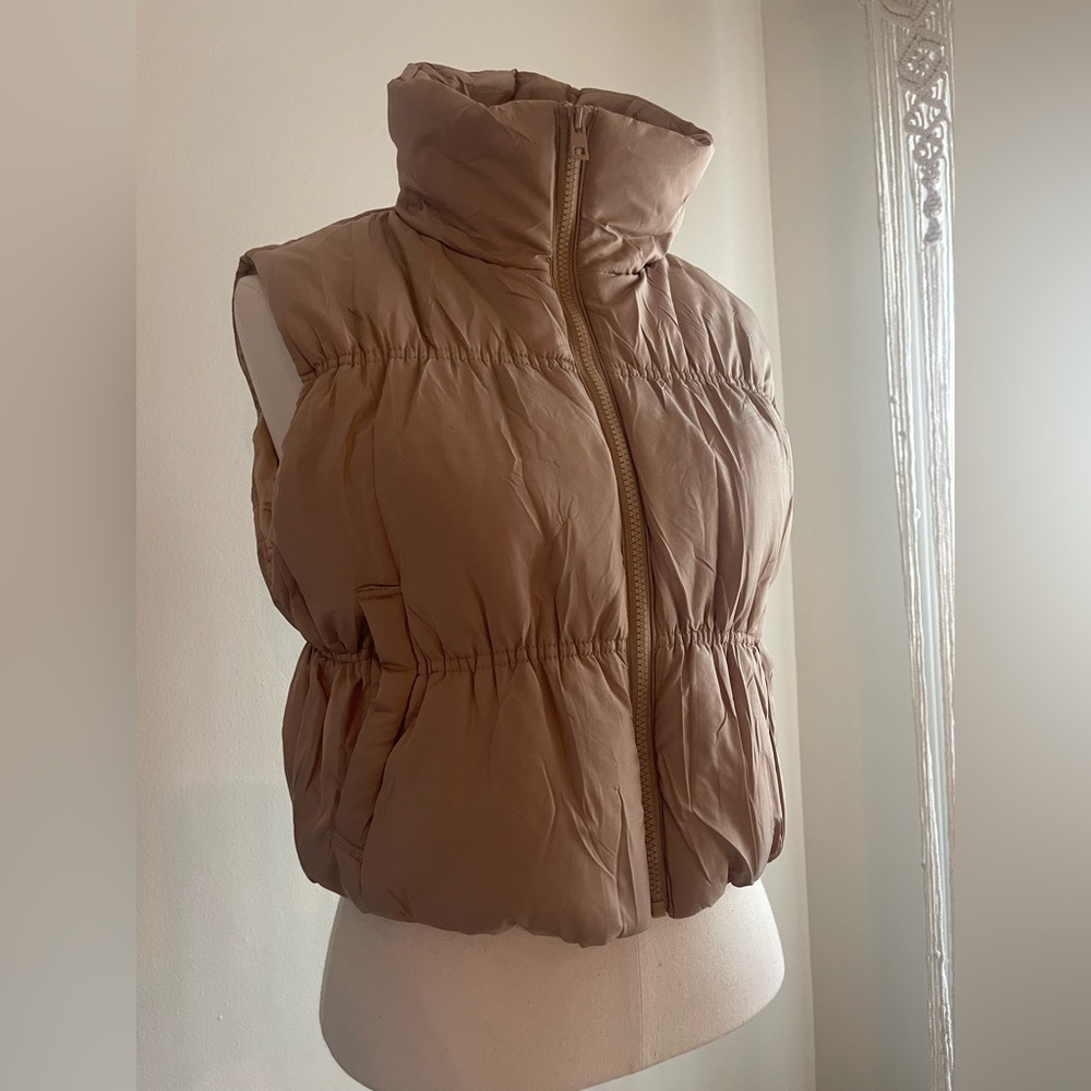 *NEW* Women’s Cropped Puffer Vest in Taupe | Size M - Picture 2 of 6